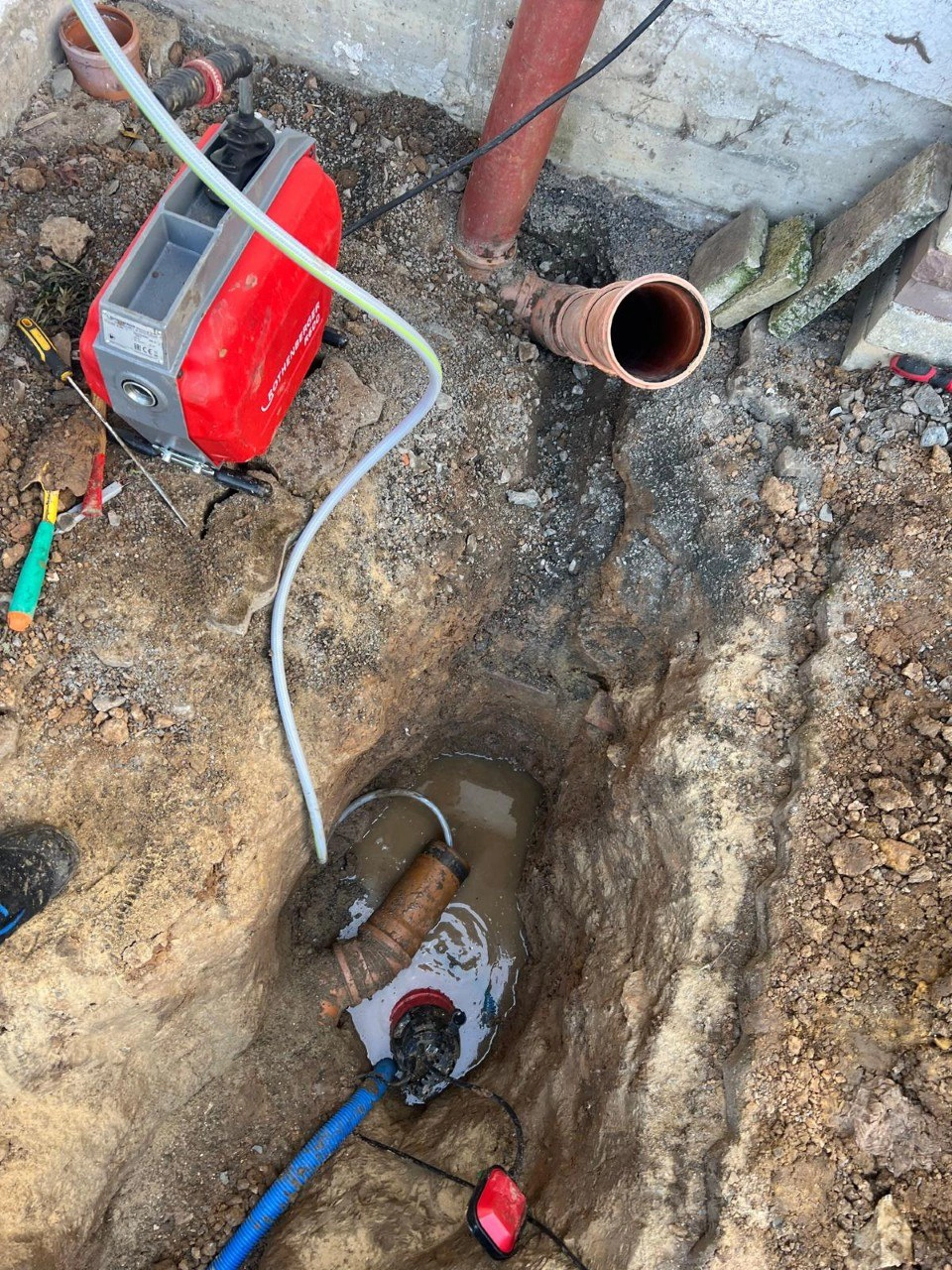 Professionelle Kanalreinigungsmaschine im Einsatz in Kassel