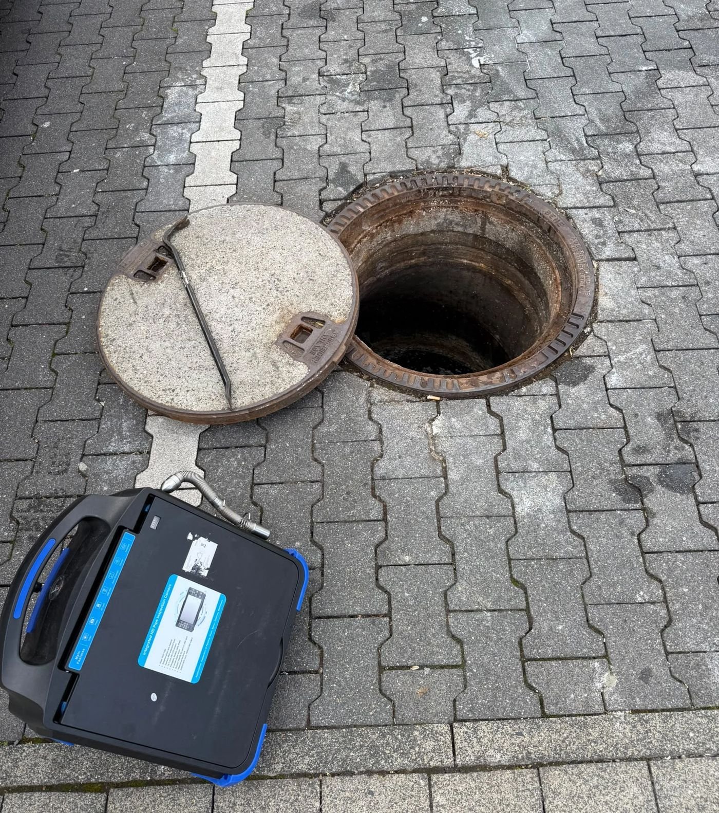 Kanalinspektion mit HD-Rohrkamera an einem Kanalschacht